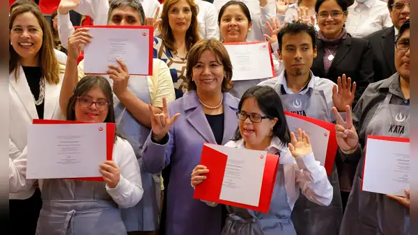 ¡Objetivo cumplido! Jóvenes con discapacidad culminaron exitosamente programa de entrenamiento como camareros junior