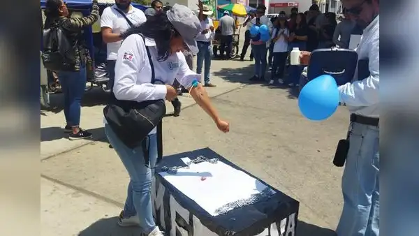 Docentes se desangran y encadenan en protesta contra gobierno de Boluarte en Piura