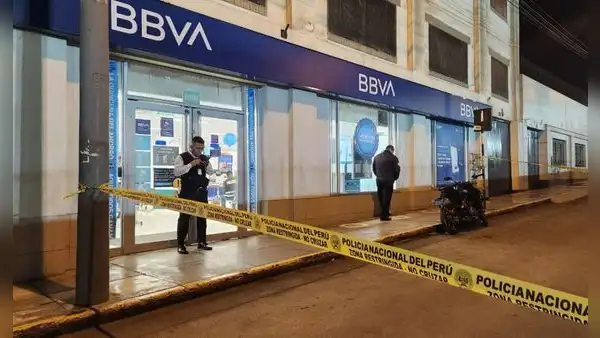 Breña: delincuentes asaltan agencia del BBVA y huyen en medio de balacera