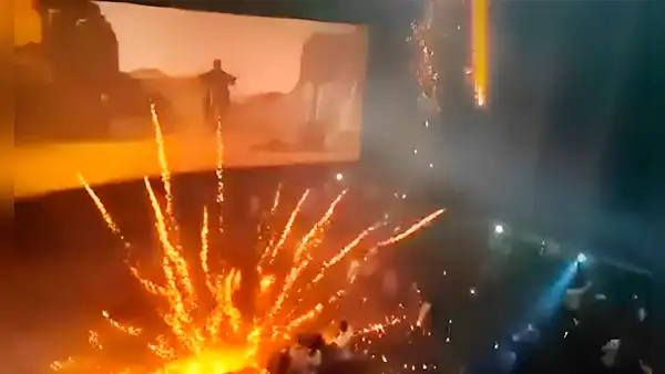 Espectadores causan pánico tras encender fuegos artificiales en una sala de cine de la India