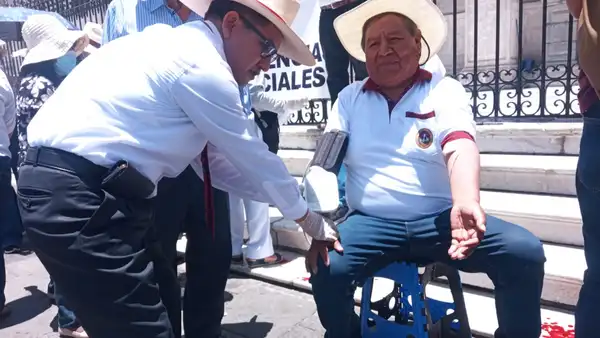 ¡Radicalizan su huelga! Docentes de la UNSA se encadenan en catedral de Arequipa