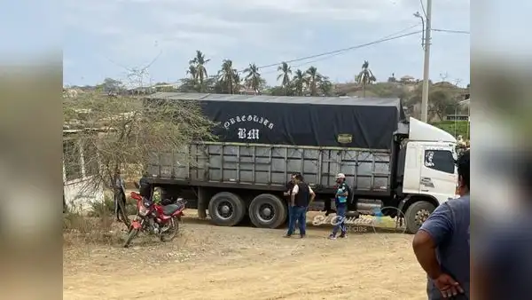 Contrabandistas retienen a policías y fiscal para obligarlos a dejar mercadería incautada en Piura