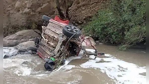 Apurímac: 3 escolares pierden la vida tras caída de auto a abismo de más de 400 metros