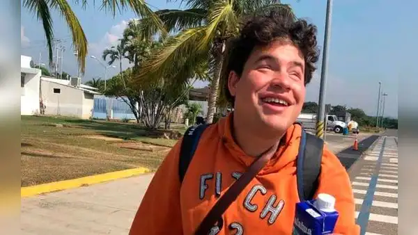 ‘Ojitos de huevo’: ¿quién es Alexis Arroyo, comediante ciego que protagoniza la serie de Netflix?