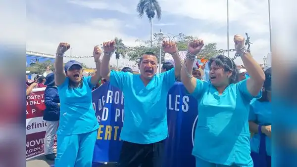 Personal de salud sigue en las calles buscando aumento salarial