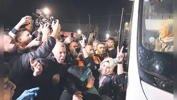 Medio Oriente: intercambian con éxito la primera tanda de rehenes por presos palestinos
