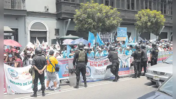 Dina Boluarte anuncia aumentos, pero gremios esperan ver el decreto