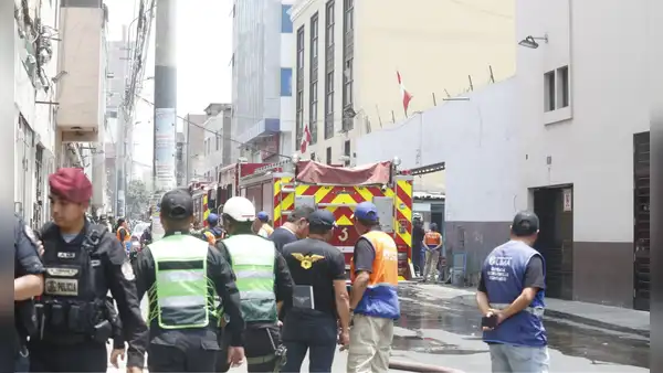 Reportan incendio de gran magnitud cerca a Mesa Redonda