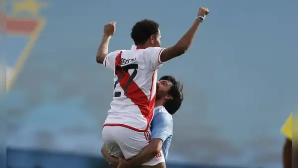 Carlos Lobatón jugó sus últimos 90' y se despidió entre figuras y leyendas del fútbol peruano