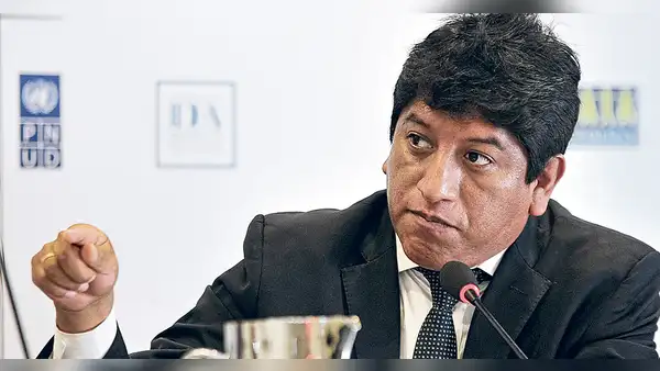 Defensor del Pueblo sale del país tras chats que lo vinculan con presunta organización criminal