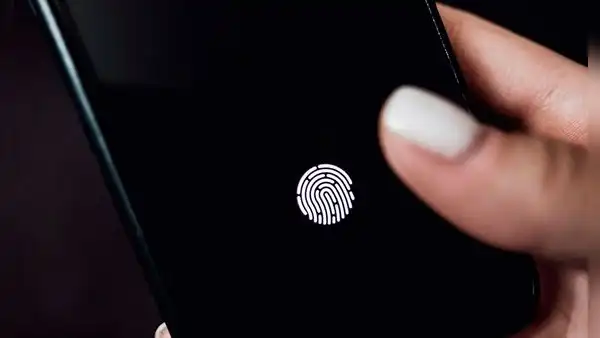 ¿Por qué el iPhone 15 y otros celulares diseñados por Apple no tienen lector de huellas?