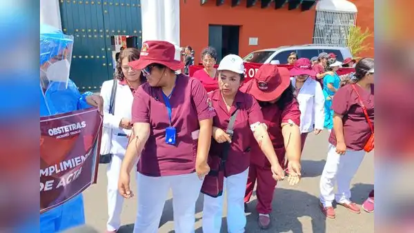 Obstetras se desangran en plaza de Armas de Trujillo