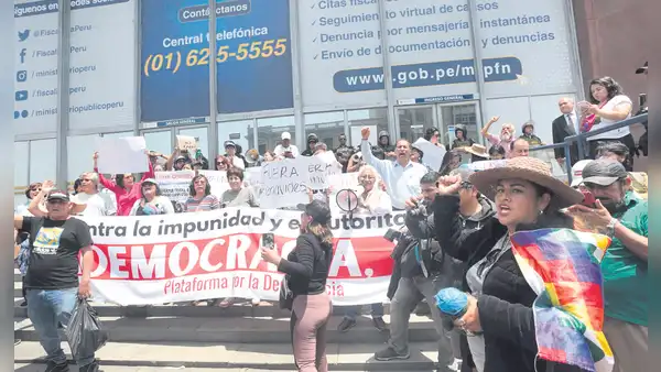 Ciudadanos exigieron a Patricia Benavides que se vaya frente a sede de Fiscalía