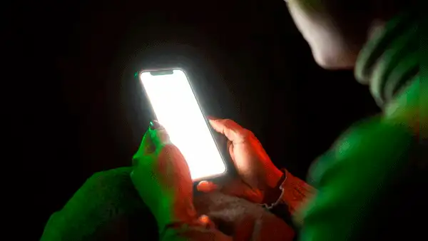 ¿Por qué debes evitar que tu smartphone esté siempre con el brillo al máximo?