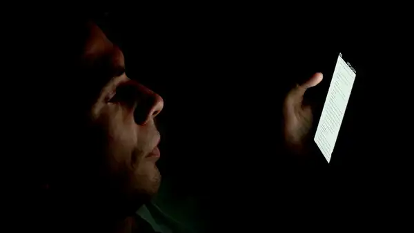 ¿Qué es el filtro de luz azul de tu celular y cómo puedes activarlo para proteger tu vista?