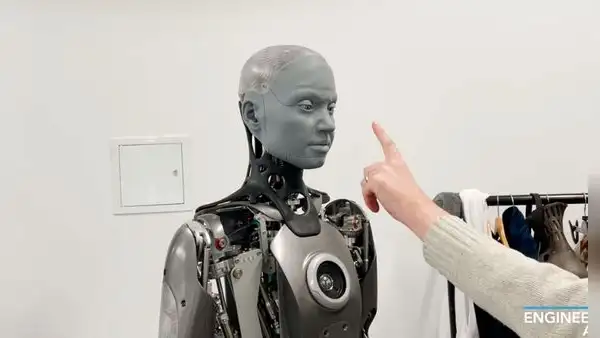 Ameca, el robot más avanzado del mundo, se 'enoja' cuando su creador toca su nariz