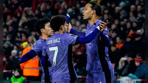 Liverpool venció 2-0 a Sheffield United y se mantiene en la lucha por la Premier League