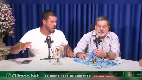 Gonzalo Núñez usó la camiseta de Sporting Cristal para limpiar una mesa en vivo