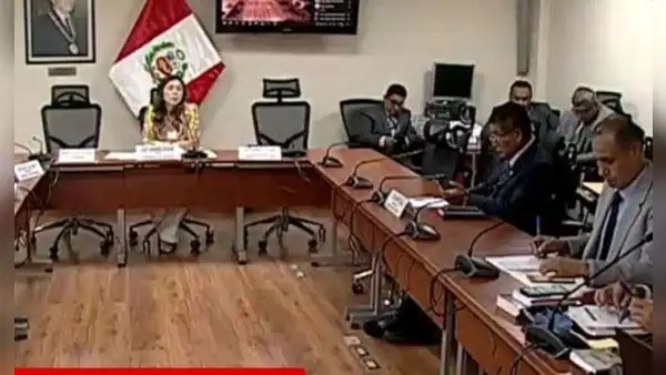 Parlamentario lanza comentarios machistas contra congresista de Fuerza Popular en plena sesión