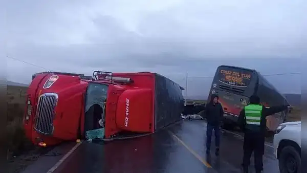 Carretera central: violento choque entre bus y tráiler deja como saldo 1 fallecido y 2 heridos