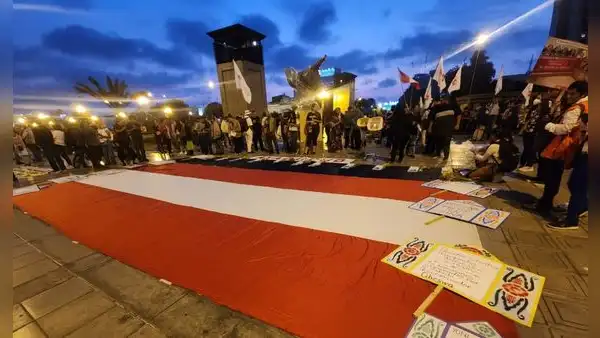 Realizan homenaje a fallecidos en protestas frente al Palacio de Justicia