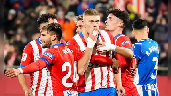 Girona goleó 3-0 a Alavés y recuperó la punta de LaLiga de España