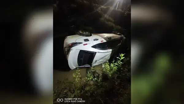 Huancayo delincuentes roban camioneta a viajeros, pero se vuelcan cuando huían en Pichanaqui