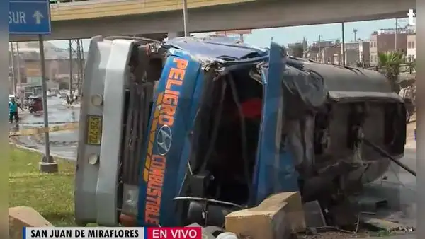 San Juan de Miraflores: camión cisterna que transportaba combustible se vuelca y deja 2 heridos