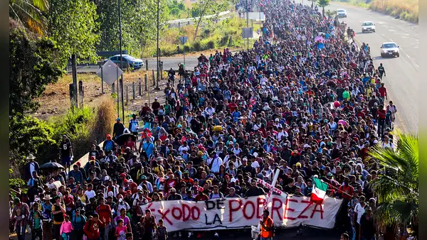 'Éxodo de la pobreza': más de 10.000 migrantes salen de México rumbo a Estados Unidos