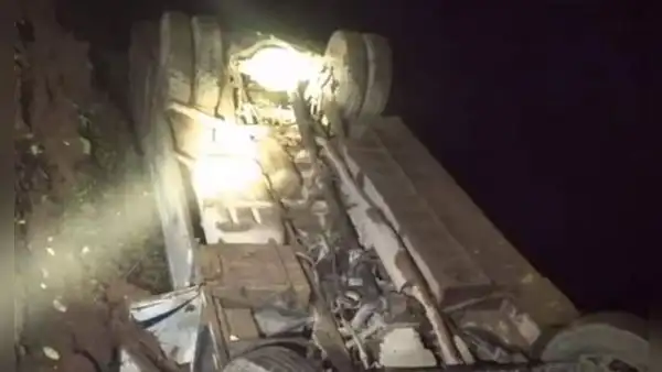 Un fallecido y 38 heridos tras caída de bus interprovincial a abismo en La Libertad