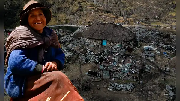 Mujer vive sola a más de 4.000 m s. n. m. entre las montañas de Áncash: ¿cómo es su día a día?