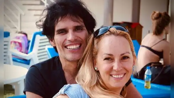 Cynthia Martínez, esposa de Pedro Suárez-Vértiz, llega de España y permite ingreso de fans a velorio