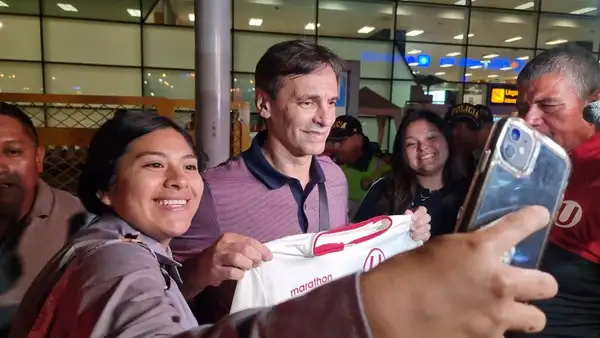 Fabián Bustos llegó a Perú y será presentado como el técnico del centenario de Universitario