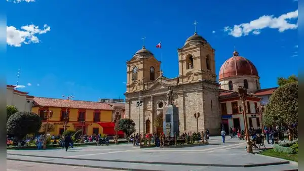 ¡El amor! Mexicano y huancaína se casaron en la catedral de Huancayo en la última boda del 2023