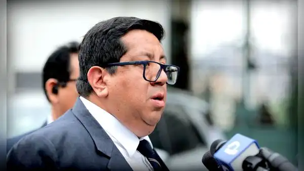 Alex Contreras retrocede y seguirá al frente del MEF