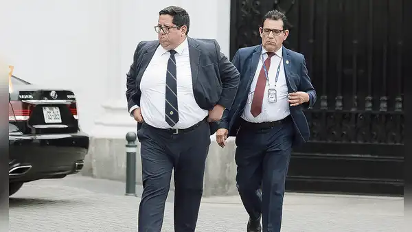 Alex Contreras: idas y vueltas del ministro para quedarse en el MEF