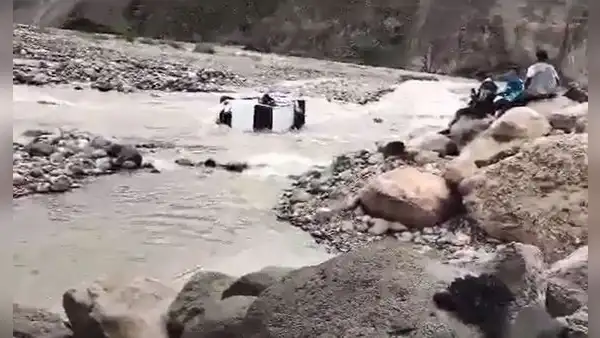 La Libertad: vehículo intenta cruzar torrentosa agua de río y es arrastrado con ocupantes a bordo
