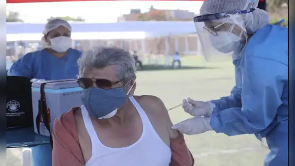 Vacuna monovalente contra COVID-19: ¿quiénes pueden aplicarse esta nueva dosis?