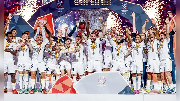 Los merengues supercampeones: Real Madrid alza la Supercopa tras golear a Barcelona