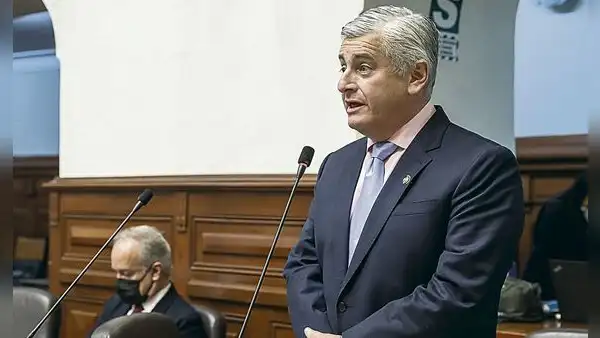 Fujimorismo suspende por 6 meses a Lizarzaburu por expresiones sexistas contra Patricia Juárez