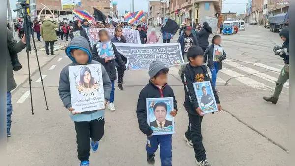 Puno: niños marchan en memoria de sus padres asesinados por la Policía en Macusani