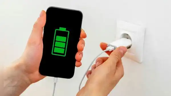 ¿Qué debes conectar primero al cargar tu teléfono, el enchufe o el cable al celular?