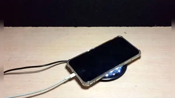 ¿Qué pasa cuando cargas tu teléfono con el cable y la carga inalámbrica al mismo tiempo?
