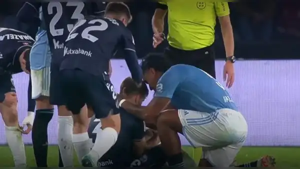 Renato Tapia dejó de lado la rivalidad y consoló a jugador de Real Sociedad que sufrió dura lesión
