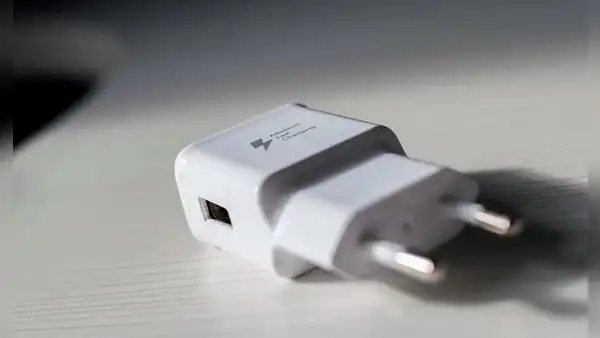 ¿Por qué debes desenchufar el cargador de tu celular aunque no tengas nada conectado?