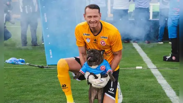 Diego Penny enternece las redes al salir acompañado de su perro en la presentación de Garcilaso