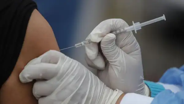 La primera vacuna contra el cáncer de piel más agresivo: ¿cómo funciona y cuándo la venderán en Argentina?