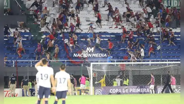 ¡Partido suspendido! Árbitro detuvo el Cerro Porteño vs. 2 de Mayo por peleas de barras en las tribunas