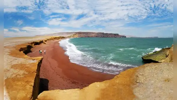 La inusual playa de arena roja, impetuosas olas y aguas turquesas: ¿cómo llegar desde Lima?