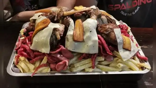 El restaurante que ofrece salchipapa gigante y te paga hasta S/2.000 si la acabas en menos de 20 minutos